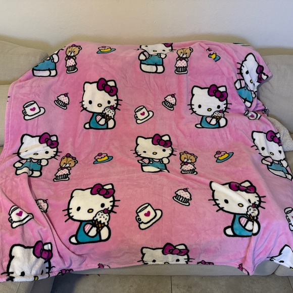 Hello kitty blankets!! Brand new - Picture 3 of 3